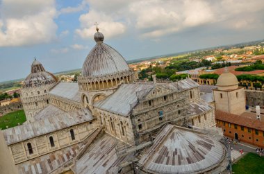 Yüksek açılı görüntü Pisa Katedrali 'ni, Eğik Kule' yi ve çevresindeki şehri gösteriyor ve ikonik mimariyi gösteriyor. Seyahat, mimari ve simge kavramları için iyidir. Eşsiz bir hava perspektifi yakalar.