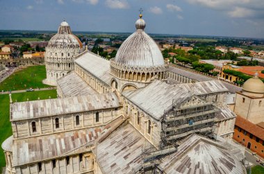 Pisa Katedrali ve Eğik Kule kompleksinin yüksek açılı görüntüsü mimarisini ve çevresini gözler önüne seriyor. Seyahat, tarihi mekanlar ve Avrupa mimarisi içeren temalar için iyidir..