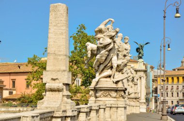 Roma 'daki Ponte Sant' Angelo 'daki heykellerin ve mimarinin görüntüsü. Açık bir gökyüzü altında antik heykeller, sanat ve tarihin bir karışımı. Seyahat, sanat tarihi veya Roma mirası teması için ideal..