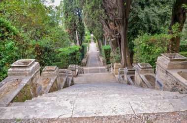 Villa d 'Este, Tivoli, İtalya' daki Hundred Fountains yürüyüş yolunun manzarası. Özellikleri yeşillik ve antik taş mimarisi. Seyahat ve tarihi temalar için ideal.