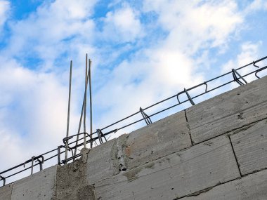 Hafif tuğlalı evlerdeki beton yapılar, güçlendirilmiş demir destekleri ve ciltleri ile ahşap biçimlendirilecek. Binanın ilk kısmının yapısı. İnşaat alanı. Boşluğu kopyala