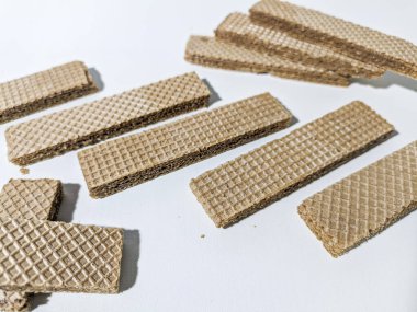 Beyaz arka planda izole edilmiş çikolatalı bisküviler.