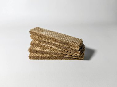 Beyaz arka planda izole edilmiş çikolatalı bisküviler.