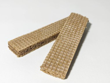 Beyaz arka planda izole edilmiş çikolatalı bisküviler.