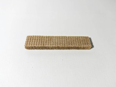 Beyaz arka planda izole edilmiş çikolatalı bisküviler.