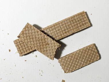 Beyaz arka planda izole edilmiş çikolatalı bisküviler.