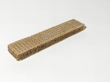 Beyaz arka planda izole edilmiş çikolatalı bisküviler.