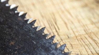 Tahtadaki testere bıçağını kapat. Tahtaları elle kesmek için marangozun aracı.