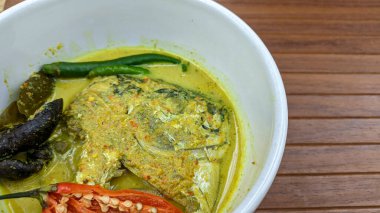 Semar balığı başı köri. Endonezya baharatlarıyla aşçılık lezzetleri. Semar balığı (Mene maculata) baharatlı ve baharatlı baharatlı baharatlı köri sosuyla pişirilir..