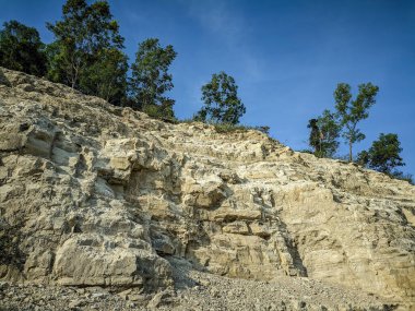 Dağları aşındıran, doğa ve çevreyi yok eden yasadışı kireçtaşı madencilik alanları. Kalsiyum karbonat ocağı.