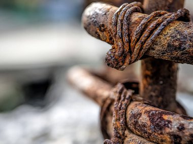 Terk edilmiş binalarda paslı beton takviye çubukları