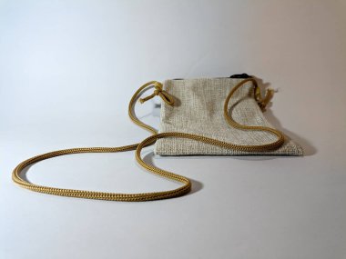 Beyaz arka planda izole edilmiş keten kumaştan örülmüş çanta. Pamuk keten çevre dostu çanta.