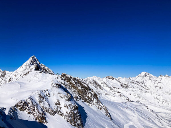 Горнолыжный курорт Стубай. Панорамный вид на снежные горы и ледник. 