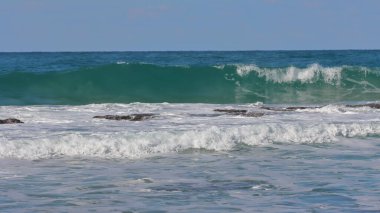 Dalgalar sahile çarpıyor.