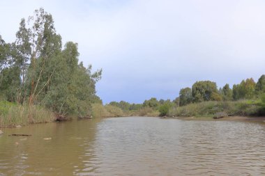 Akdeniz kıyılarında bir nehir.