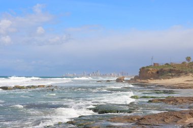 İsrail 'in kuzeyindeki Akdeniz kıyısında.