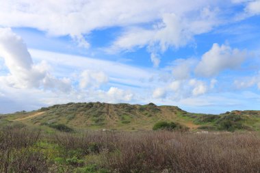 Tepeler İsrail 'de kışın gökyüzü.