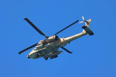 helikopter gökyüzü arka planında uçuyor