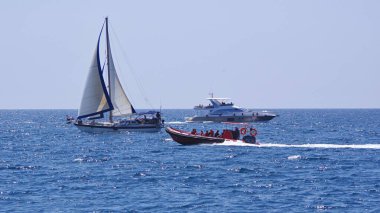 Akdeniz 'de yelkenli yat ve iki sürat teknesi
