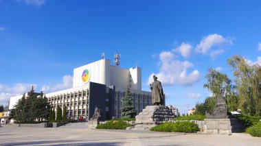 Ukrayna 'nın Cherkassy şehrinde Bohdan Khmelnytsky anıtı inşa ediliyor.