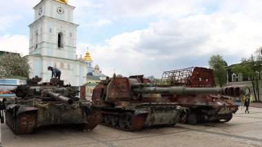 Kyiv meydanındaki kırık Rus askeri teçhizatı