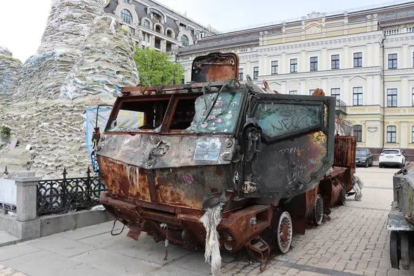 Kyiv meydanındaki kırık Rus askeri teçhizatı