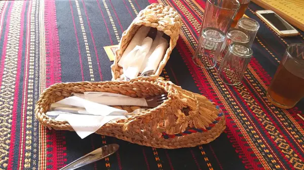 Ulusal tarzda yemek masası dekorasyonu