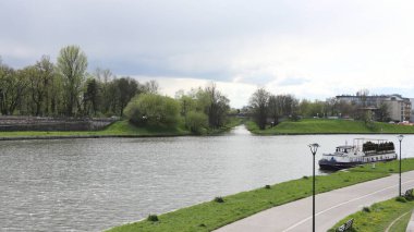 Vistula Nehri 'ndeki gemi Krakow Polonya