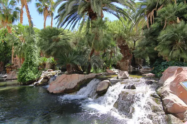 Otelin bahçesinde şelale