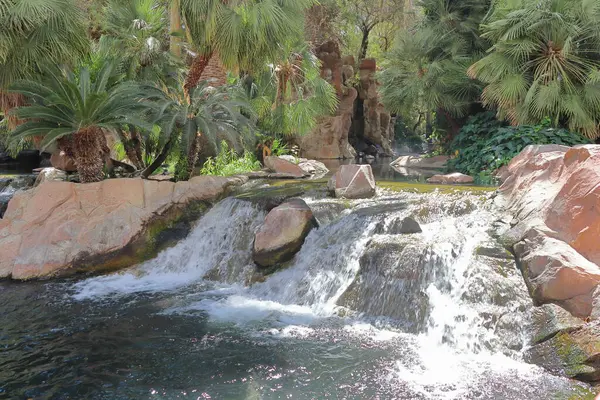 Parkta taşlı şelale