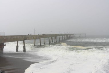 Sahildeki iskelede. Plajdaki sisli sabahta iskelenin güzel manzarası.