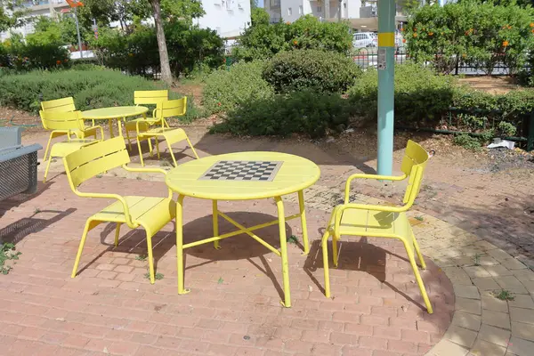 tel aviv şehrindeki bir kafede sandalye ve masalar.