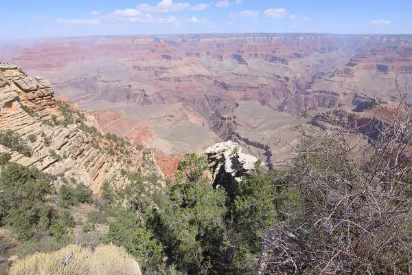 Büyük Kanyon manzarası. Grand Canyon Ulusal Parkı, Arizona, ABD. Büyük Kanyon, Amerika Birleşik Devletleri 'nin en popüler ulusal parklarından biridir..