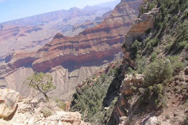 Büyük Kanyon manzarası. Grand Canyon Ulusal Parkı, Arizona, ABD. Büyük Kanyon, Amerika Birleşik Devletleri 'nin en popüler ulusal parklarından biridir..