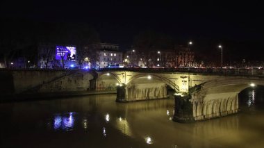 Gecenin içindeki köprü.