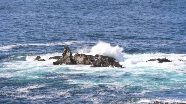 Dalgalar kayalara çarpıyor.