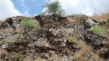 Dağların güzel manzarası. Kuru otlarla kaplı bir dağ manzarası. İsrail 'in Celile dağlarının manzarası. Bahar geldi..