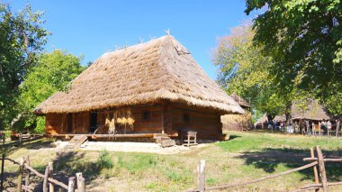 Köydeki eski ahşap ev.