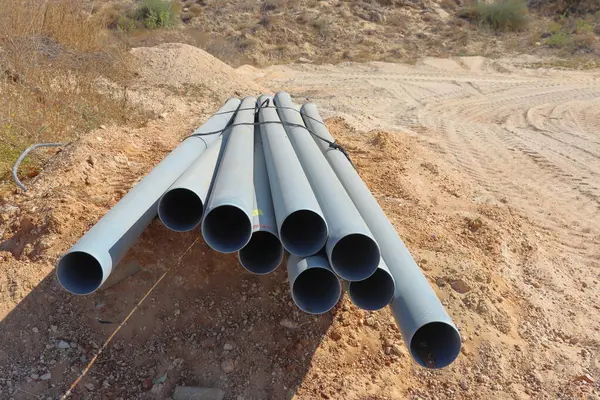 İnşaat alanındaki çelik borular.