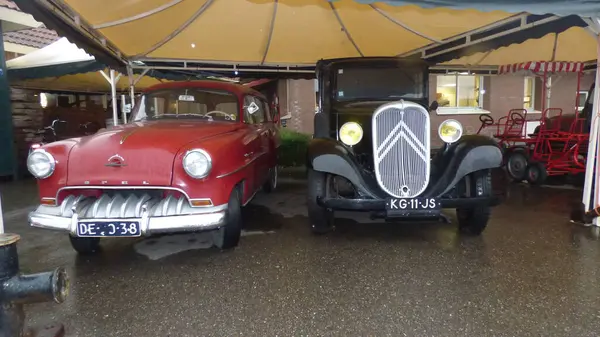 Şehirde retro araba, Riga, Letonya 'da bir araba fuarında antika arabalar..