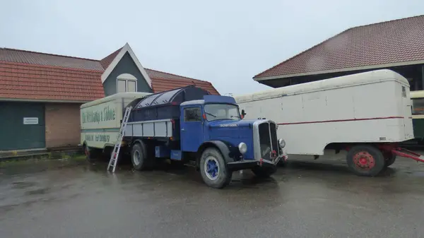 Belçika 'nın Bruges şehrinde yağmurlu bir günde eski bir kamyonet.