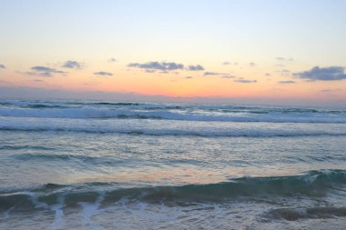 Sahilde gün batımı, güzel dijital fotoğraf, doğa serileri. İsrail..