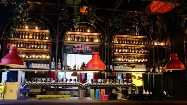 Bangkok 'ta bir barın gece manzarası.