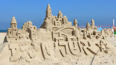 Mavi Gökyüzüne Karşı 