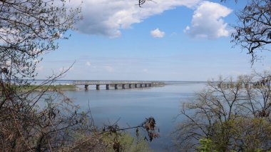 Köprü Dinleyicisi. Cherkassy. Ukrayna. bahar