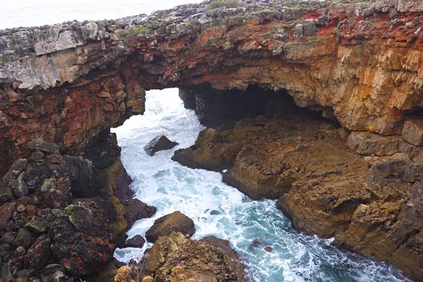 Boca do Inferno, Portekiz 'in Atlantik Okyanusu kıyısında bir mağaradır..