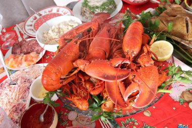 Limonlu ve soslu ıstakoz şenlik masasında servis edilir..