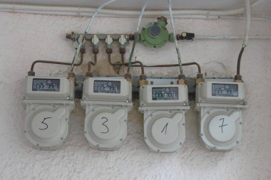 Evin duvarında elektrik teçhizatı var. Duvarda gaz sayaçları var. İsrail..