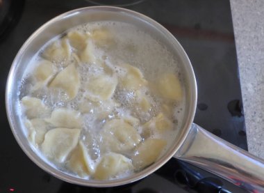 Gaz ocağında haşlanmış hamur köfteleri.