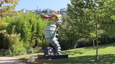 Girit adasındaki parkta heykel